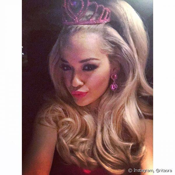 Rita Ora j? se transformou na Barbie para um Halloween e a maquiagem contou com batom rosa ?? preta esfumada